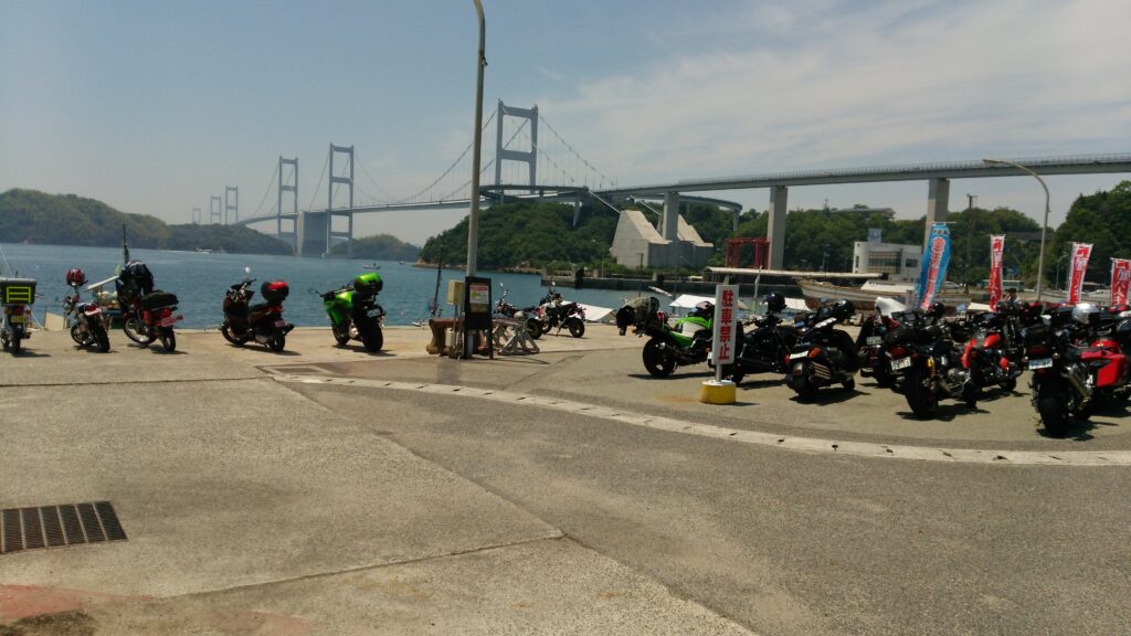 漁港に停まっていたバイクたち